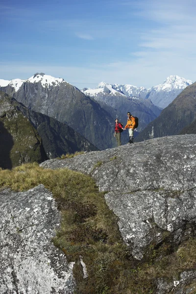 Hikers in mountains — Stock Photo, Image