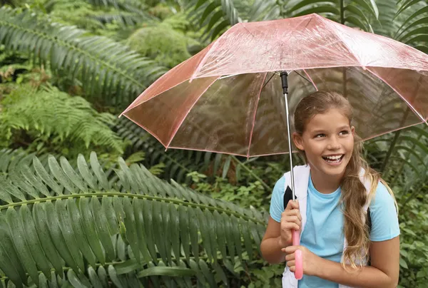 Küçük kız şemsiye ormandaki ile — Stok fotoğraf