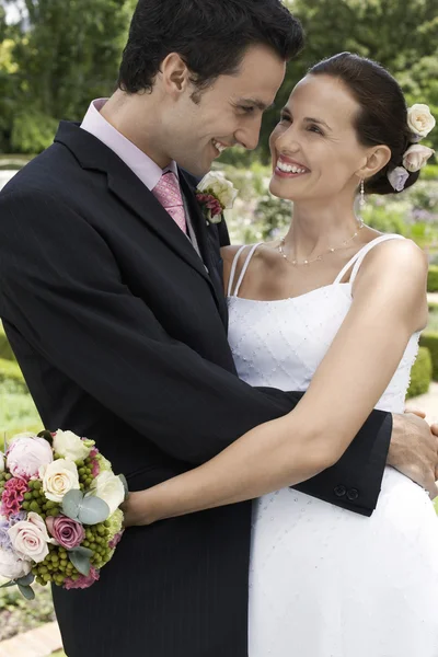 Lyckliga bruden och brudgummen — Stockfoto