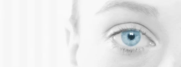 Oeil bleu de jeune femme — Photo