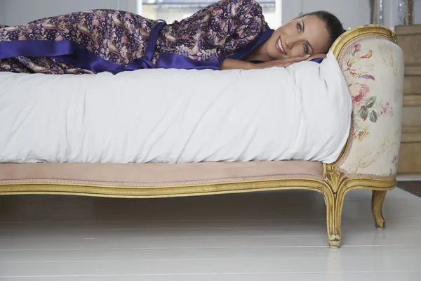 Женщина лежит на кровати — стоковое фото