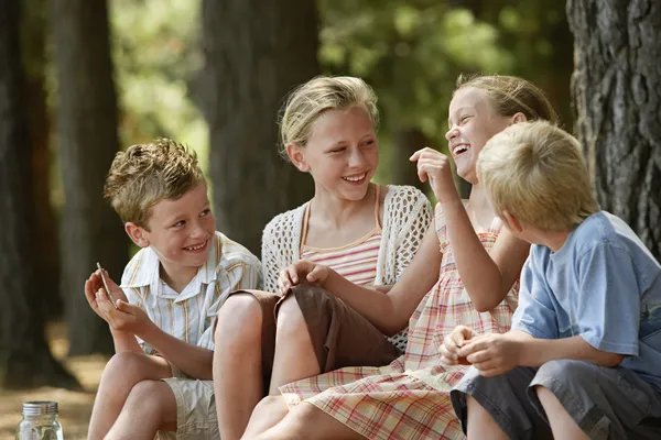 De gelukkige kinderen in bos — Stockfoto