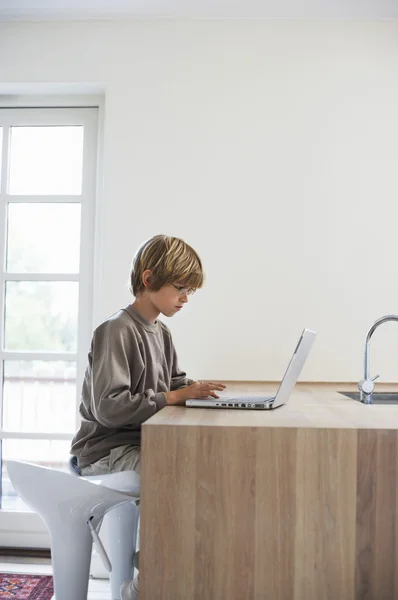 Jongen met laptop — Stockfoto