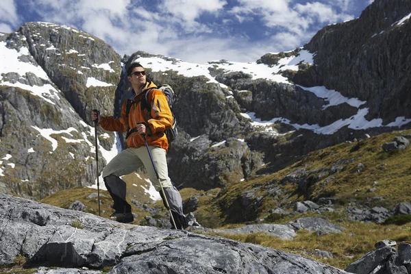 Wanderer mit Gehstöcken — Stockfoto