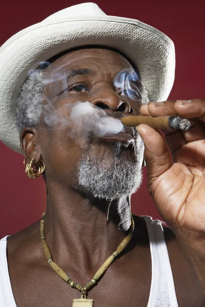 Afryki człowiek palenia cygar — Zdjęcie stockowe