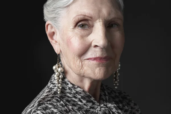 Senior Vrouw met parel oorbellen — Stockfoto