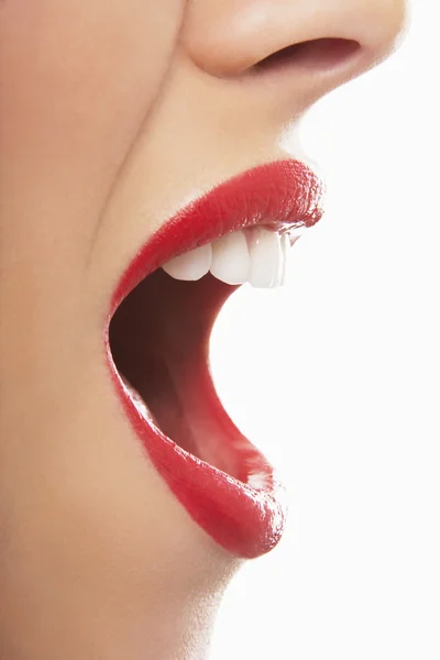 Les lèvres rouges ouvertes de la femme crient — Photo