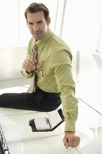 Homem de negócios sentado na mesa de conferência — Fotografia de Stock