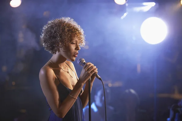 Jazz Singer Performing — Stock Photo, Image