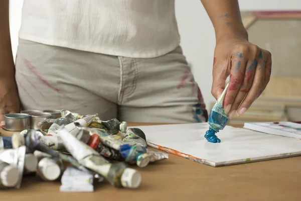 Artist Squeezing Paint — Stock Photo, Image