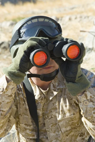 Soldado usando binóculos — Fotografia de Stock