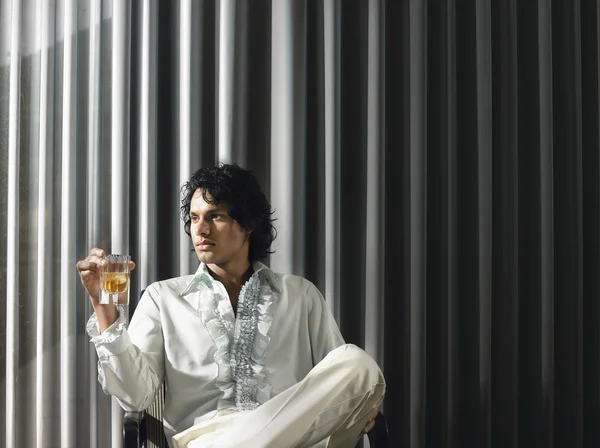 Alkollü içki ile oturan adam — Stok fotoğraf