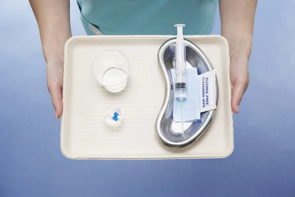 Cirurgião segurando bandeja com medicação — Fotografia de Stock