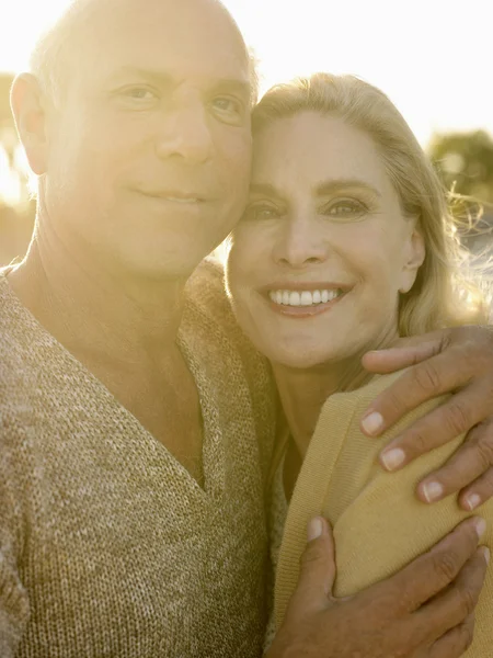 Man embracing woman — Stock Photo, Image