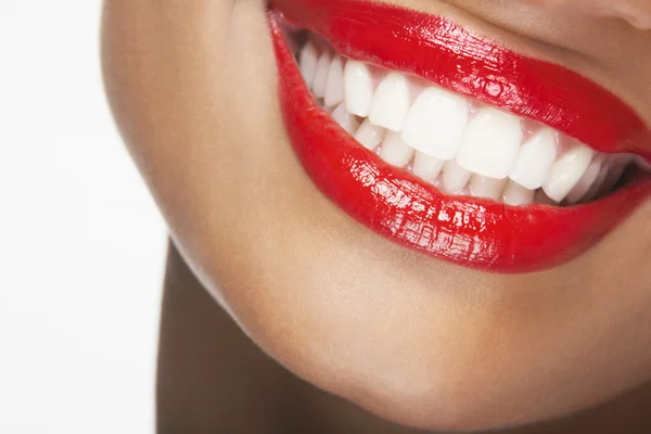 Boca con lápiz labial rojo sonriendo — Foto de Stock