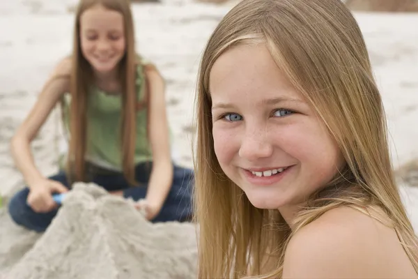 Les filles jouent dans le sable sur la plage — Photo