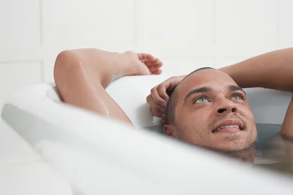 Muž relaxace ve vaně — Stock fotografie