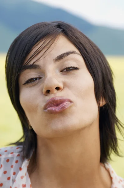 Mujer soplando beso —  Fotos de Stock