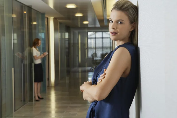 Hivatalban falnak támaszkodva nő — Stock Fotó