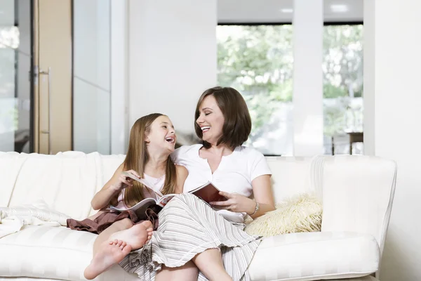 Mor och dotter läser bok — Stockfoto