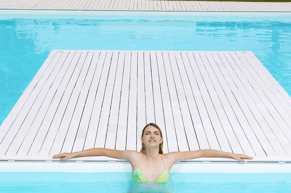 Yüzme havuzunda dinlenen kadın — Stok fotoğraf