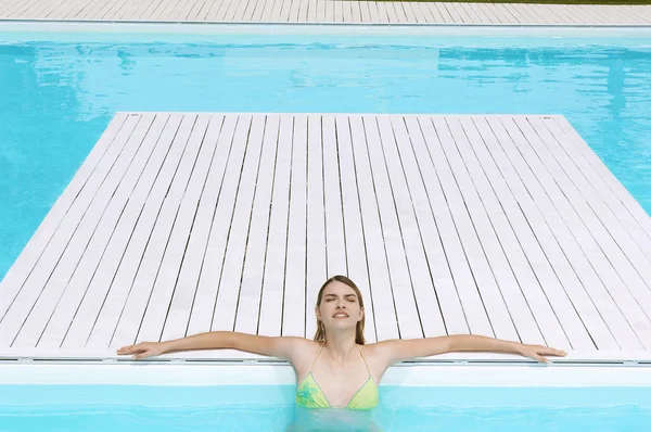 Mujer relajante en la piscina — Foto de Stock