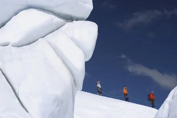 Alpinistas de montanha caminhadas — Fotografia de Stock