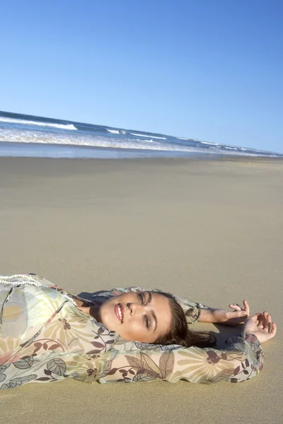 Femme couchée sur la plage — Photo