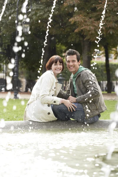 Couple Relaxing Near Fountain — Stock Photo, Image