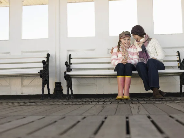 Mãe e filha sentadas — Fotografia de Stock