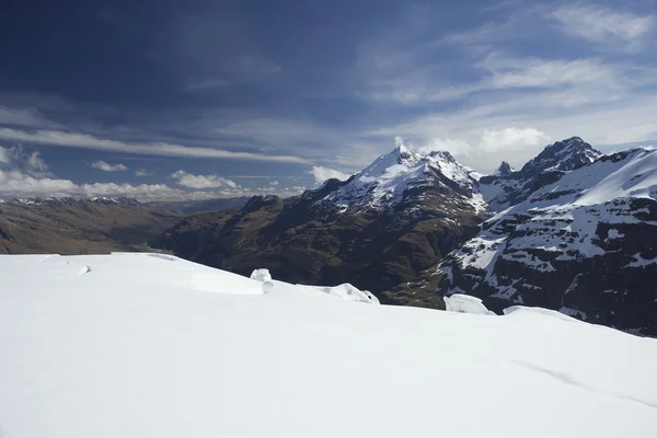 Snow field and mountains — Stock Photo, Image