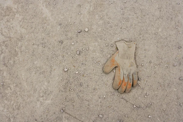 Arbete handske liggande i smutsen — Stockfoto