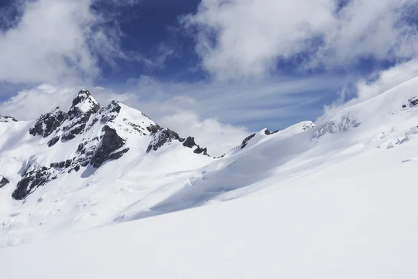 Picos de montaña bajo la nieve —  Fotos de Stock