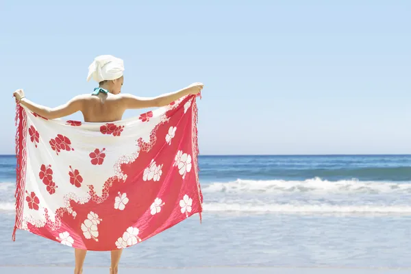 Mujer sosteniendo sarong — Foto de Stock