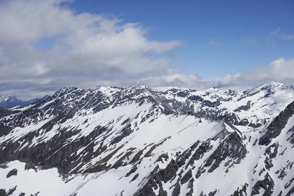 Snow covered mountain peaks — Stock Photo, Image