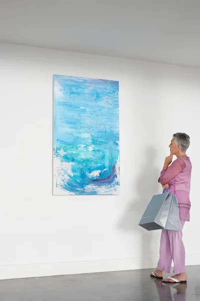 Woman observing painting — Stock Photo, Image