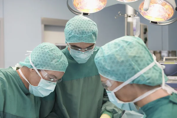 Médicos en Cirugía —  Fotos de Stock