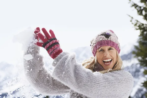 Mulher pegando bola de neve — Fotografia de Stock