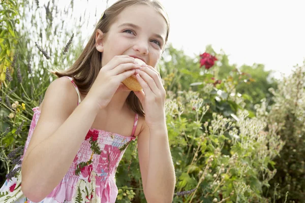 Κορίτσι τρώει cupcake — Φωτογραφία Αρχείου