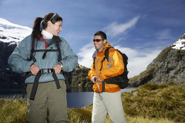 Туристы на вершине горы — стоковое фото