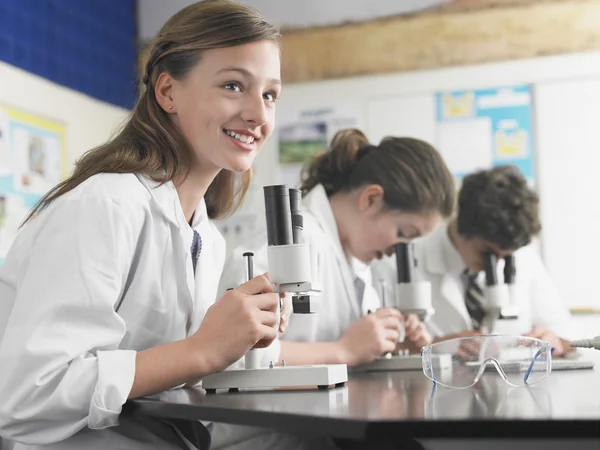 Lise öğrencileri ile mikroskoplar — Stok fotoğraf