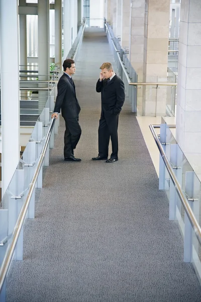 Empresários em Hallway — Fotografia de Stock