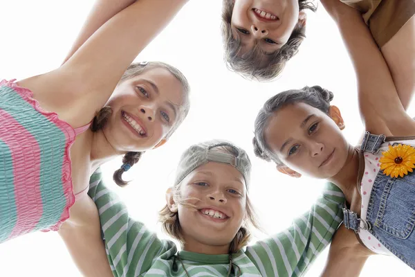 bir daire içinde huddling çocuk