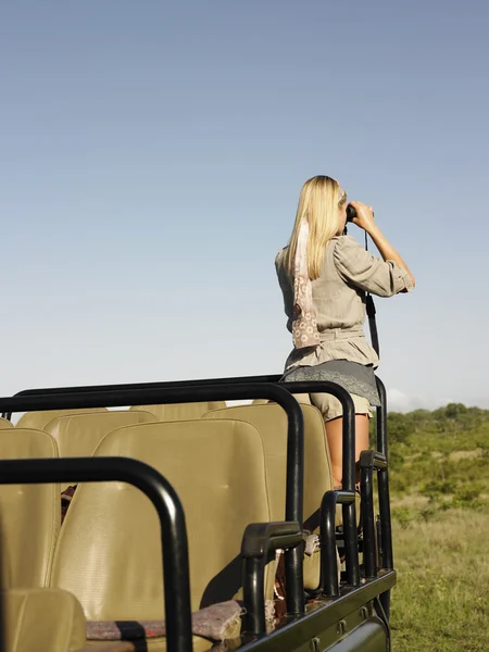 Frau auf Safari — Stockfoto