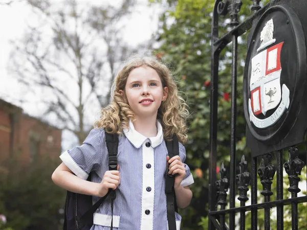 Studentessa elementare vicino al cancello della scuola — Foto Stock