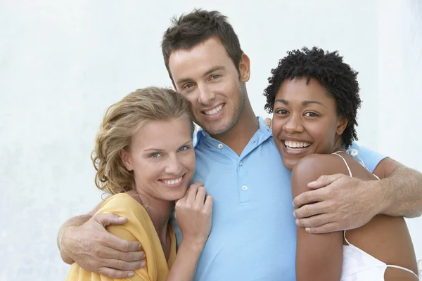 Uomo intorno a due amiche donne — Foto Stock