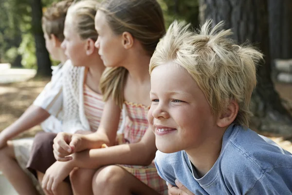 Glückliche Kinder im Wald — Stockfoto