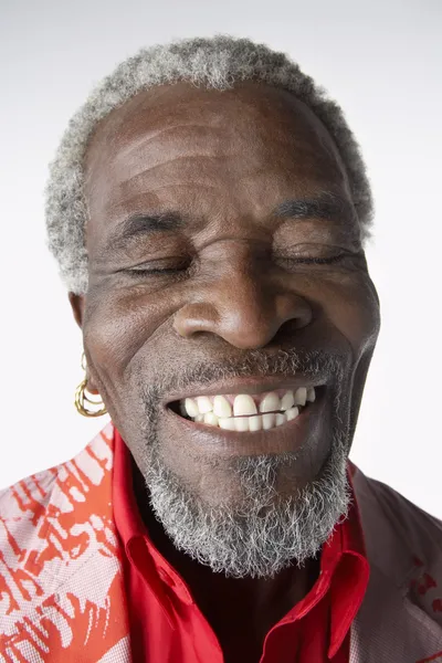 Afrikai férfi mosolyogva, csukott szemmel — Stock Fotó