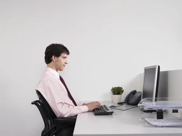 Trabajador de oficina usando computadora —  Fotos de Stock