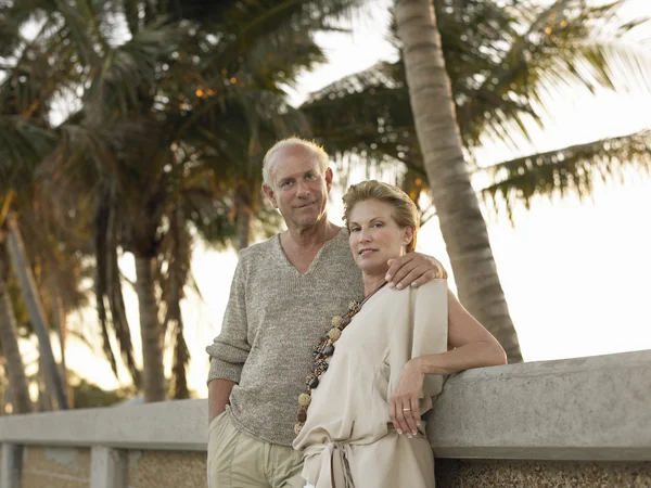 Seniorenpaar lehnt an Wand — Stockfoto
